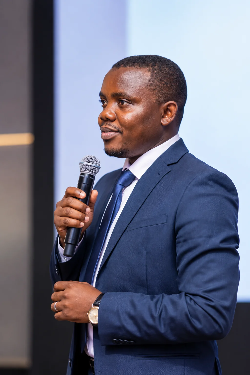 Soglo Éric Houenafa, ingénieur informatique, entrepreneur et auteur, au microphone
